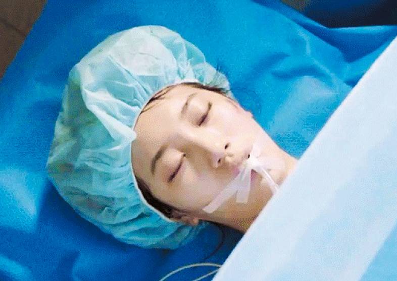 韓劇撞車、患癌等均屬經典橋段，秀智在新劇中亦有車禍後做手術的鏡頭。