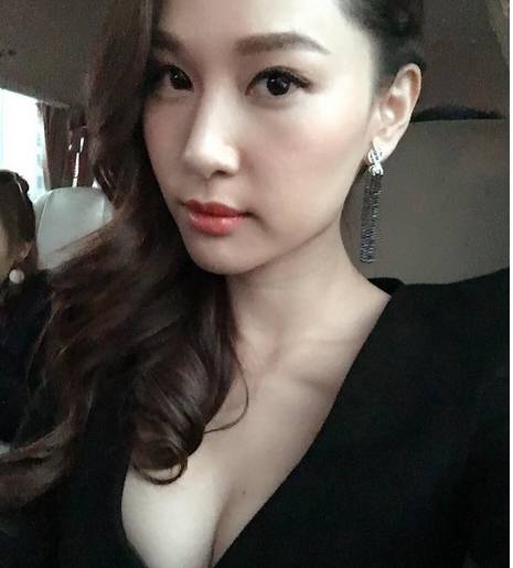 林鈺洧 徐子珊 為咗省靚招牌，更親自谷胸上陣擔當全線產品模特兒。