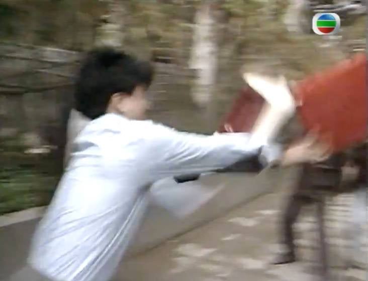 執法者們 吳啟華 一個垃圾筒掟埋去!(圖片來源:TVB)