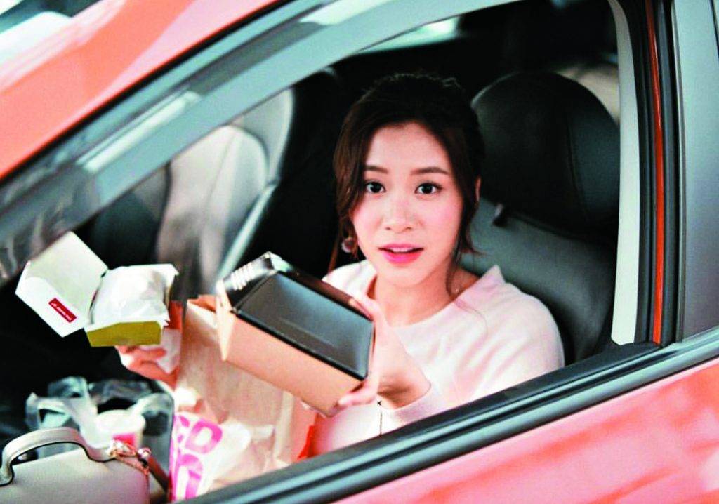蘇韻姿 林凱恩把在車上開餐的照片放上網，原來正正係坐喺男友阮政峰架車內影的。
