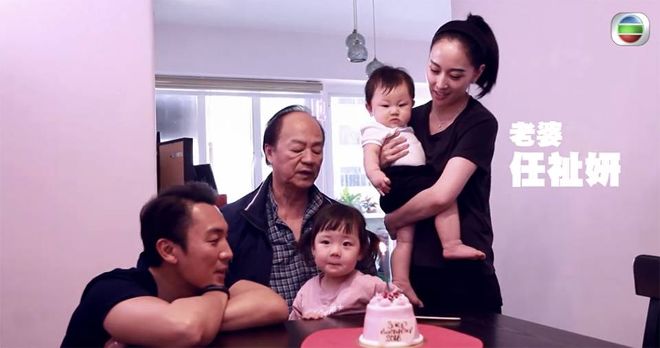 譚俊彥 譚俊彥曾孖父親狄龍上無綫節目《爸爸的告白》互訴父子情，當時太太亦曾帶住兩個仔女出鏡。