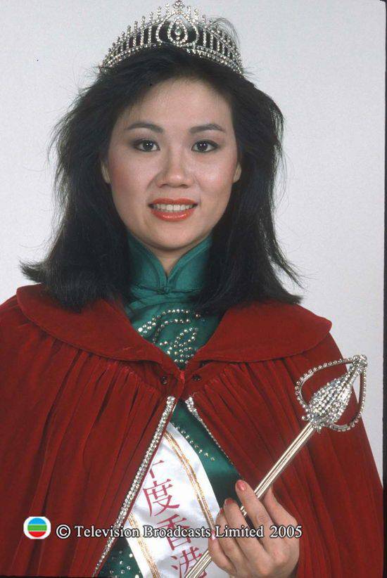 香港小姐2019 李美珊比郭藹明更早得到碩士港姐稱銜。1986年畢業於紐約大學生物系，同年回港參選港姐奪冠。