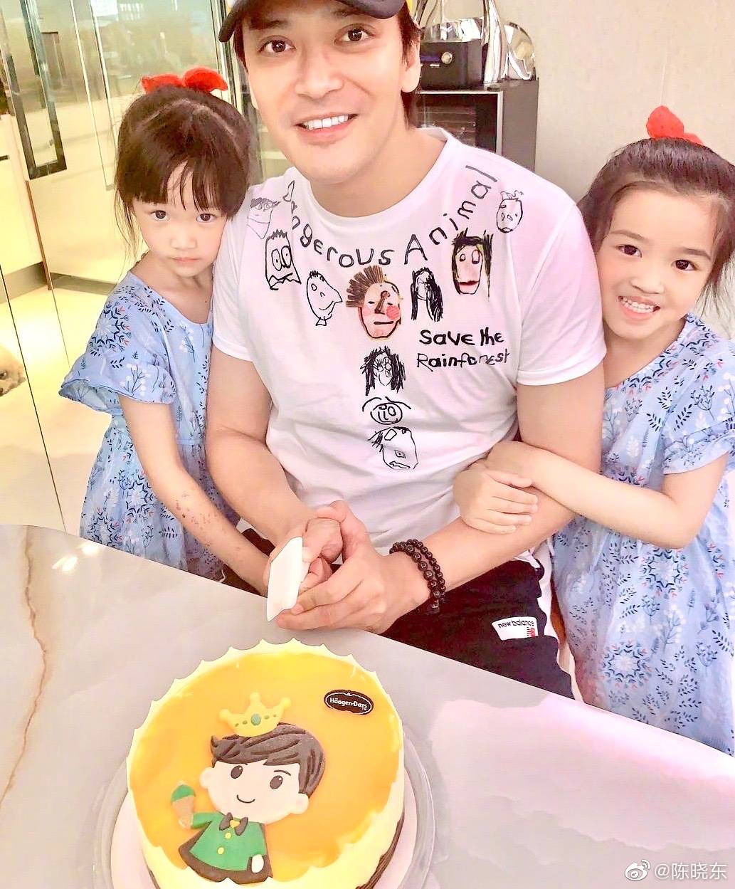 陳曉東 今年6月父親節，與兩個女兒合照。