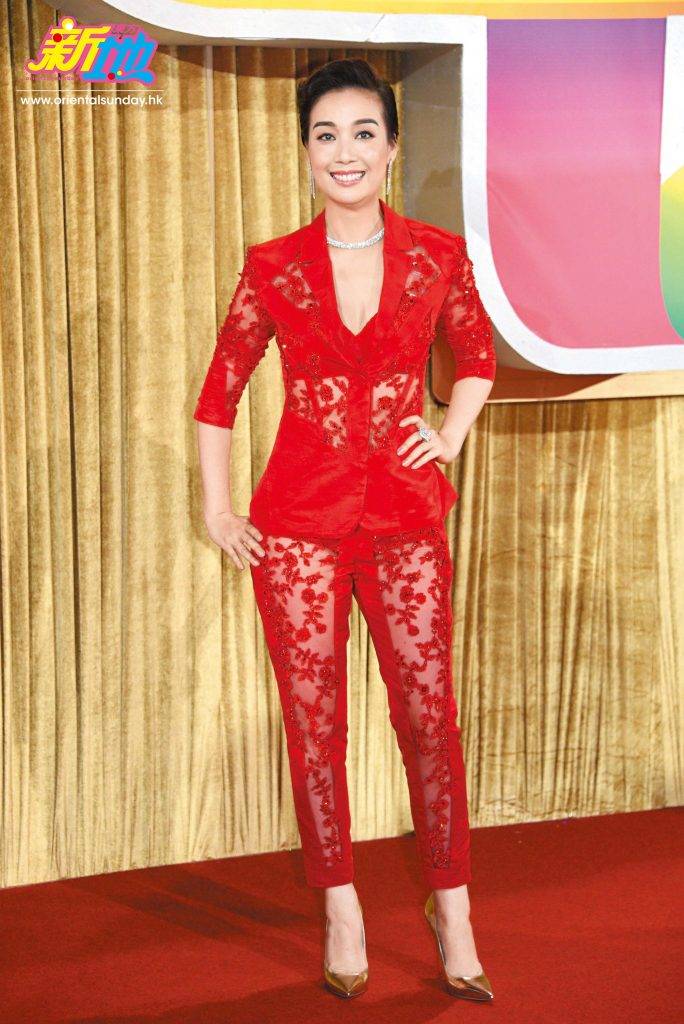 下流上車族 2015年時，美儀又曾穿上一套鮮紅色蕾絲西裝配上同色內衣，大玩透視誘惑！