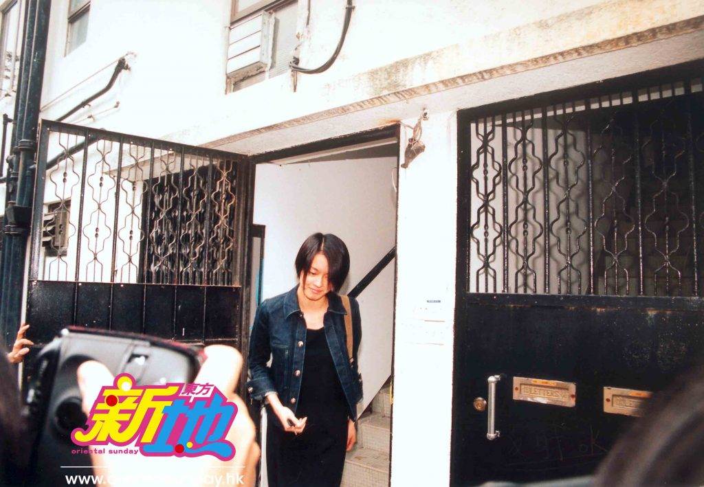 邵美琪 梁詠琪由伊健的西貢寓所步出，露出勝利笑容。