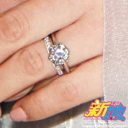  當日苟芸慧除了新婚 晒幸福,還大晒今年 2月 陸漢洋求婚時送的大大粒鑽戒鑽戒是 Tiffany & Co.的Tiffany Setting六爪 鑲嵌鑽石戒指，重三卡，約值170萬港幣。