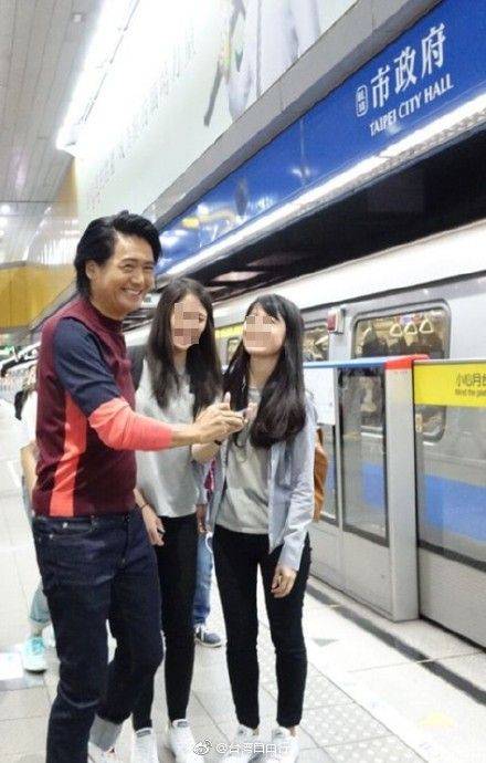 發哥 在台灣坐捷運遇台灣民眾一樣大受歡迎。