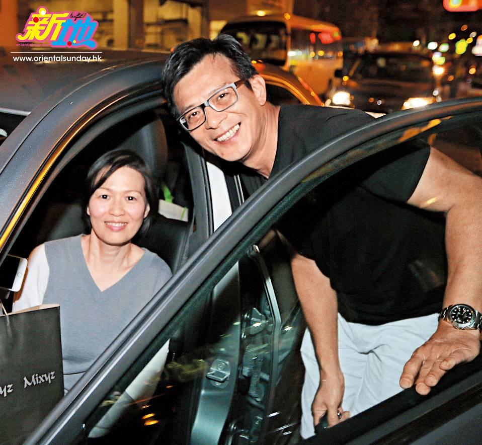 黃日華 15年本刊記者見華哥與太太現身九龍城，當時梁潔華狀態非常好，笑臉迎人。