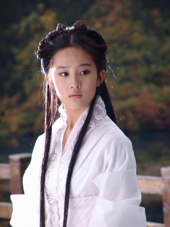 劉亦菲 古裝扮相令人驚艷的劉亦菲，出道多年來一直是不少網友心目中的仙氣女神。