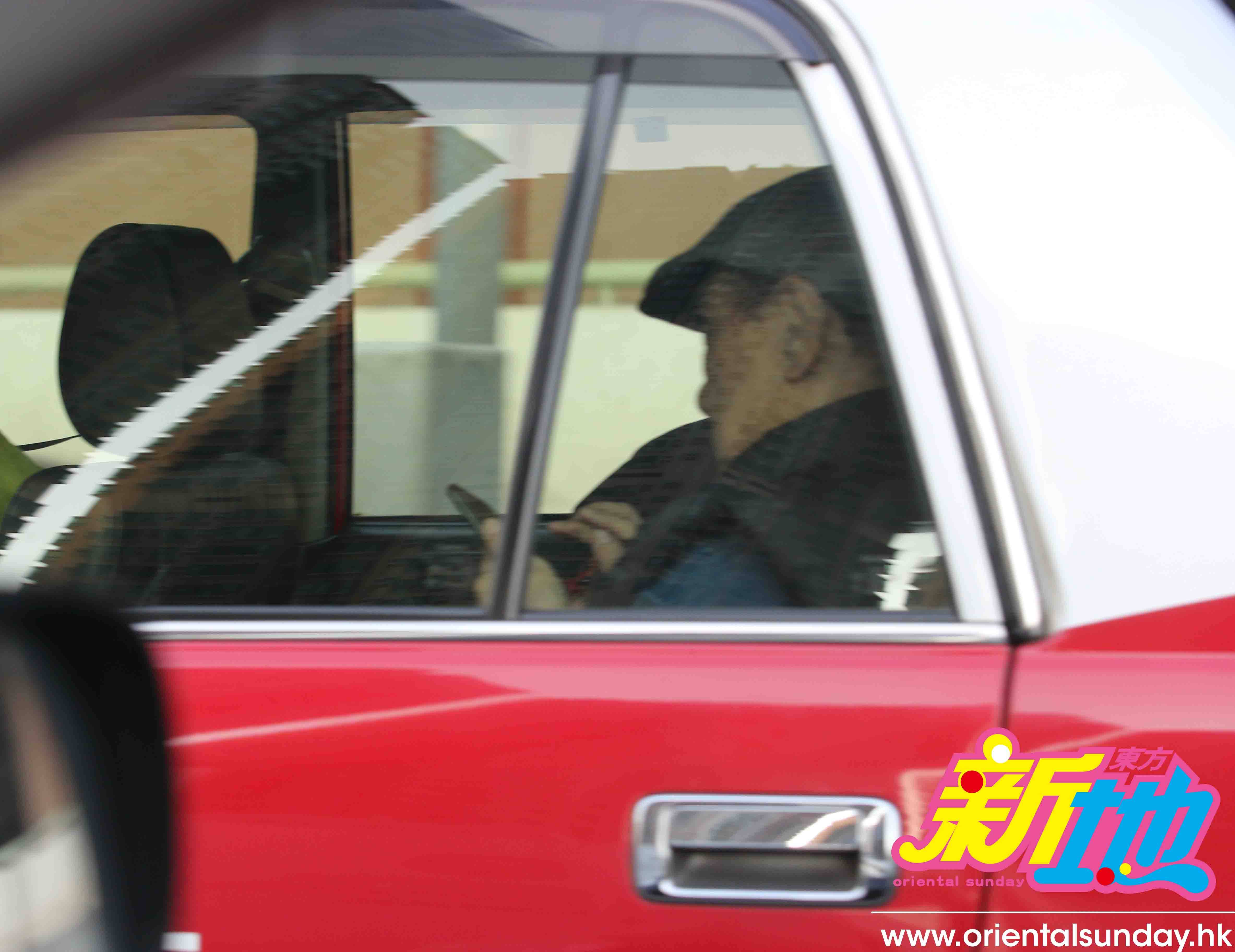 譚炳文 85歲高齡都仲好好眼力亦貼實最新科技，一上車，就見炳哥攞個智能手機出嚟撳。