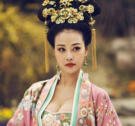 周海媚 2014 年她在《武則天》演楊淑妃，美魔女魅力再令人眼前一亮。