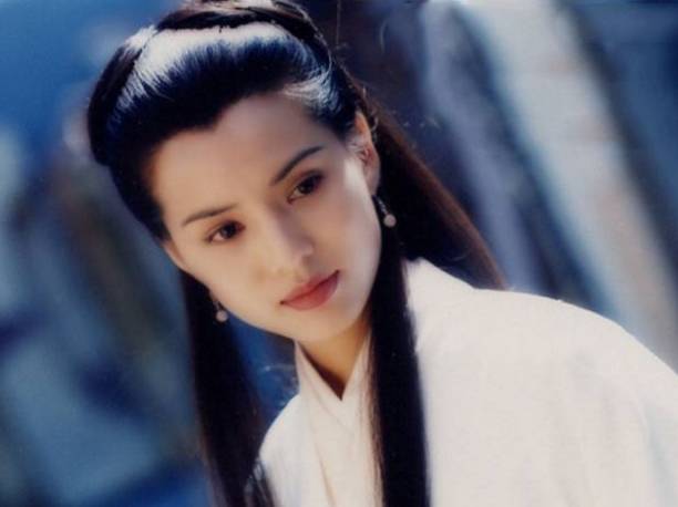李若彤 李若彤曾出演95版《神雕俠侶》中的小龍女一角，是粉絲們的「童年女神」