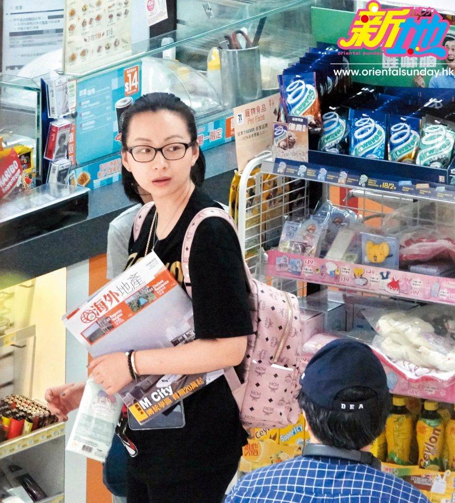 溫兆倫 太太趙庭入到便利店，第一時間買了一本介紹新樓盤的雜誌，相信是和溫兆倫一起研究，揀定千萬新盤入市。