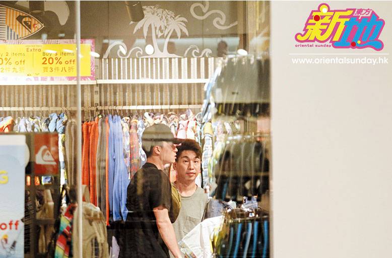 周嘉洛 二人去到九龍灣某大商場泊低架車，一齊去行運動品店，友人似係陪周嘉洛去揀衫。
