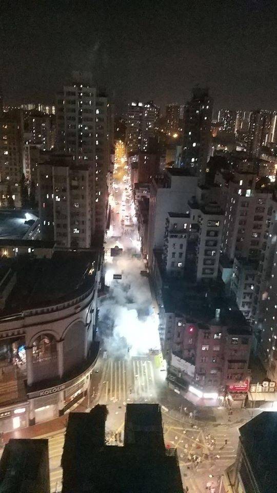 11月13日晚，警方於元朗民居之間發射大量催淚彈，人群散去，樓上居民卻仍要面對殘留氣體的困擾。（網上圖片）