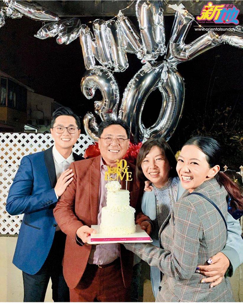  早前何雁詩父母結婚 30 周年 紀念，未來女婿鄭俊弘亦有 一齊慶祝。