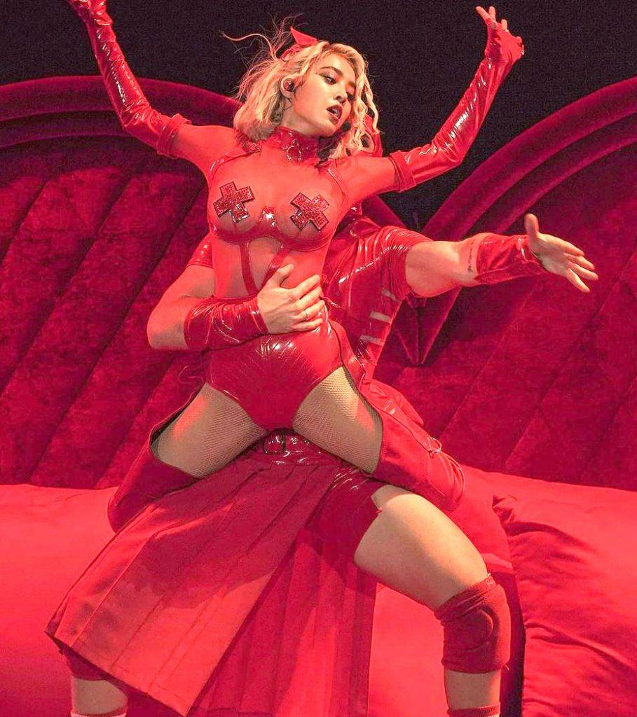  超性感的紅色舞衣。