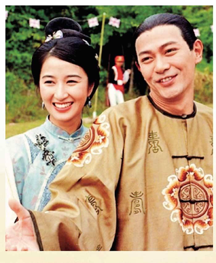 1997年關詠荷在TVB產量豐富，同江華合演清裝劇《苗翠花》，演爽直活潑為人好打不平嘅苗翠花，憑精彩演出贏得《萬千星輝賀頒獎典禮》「最佳女主角」成首屆視后。