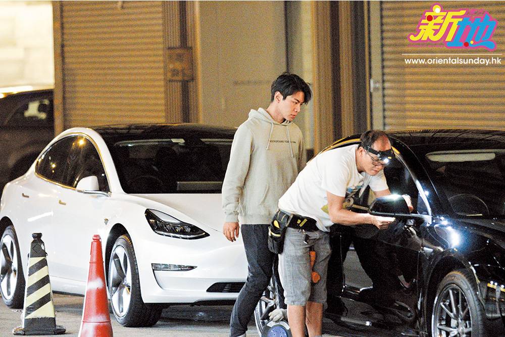 戴祖儀 早前本刊記者見他揸車到九龍城車房為愛車貼玻璃貼 紙，見他非常緊張，不時在旁監 工。