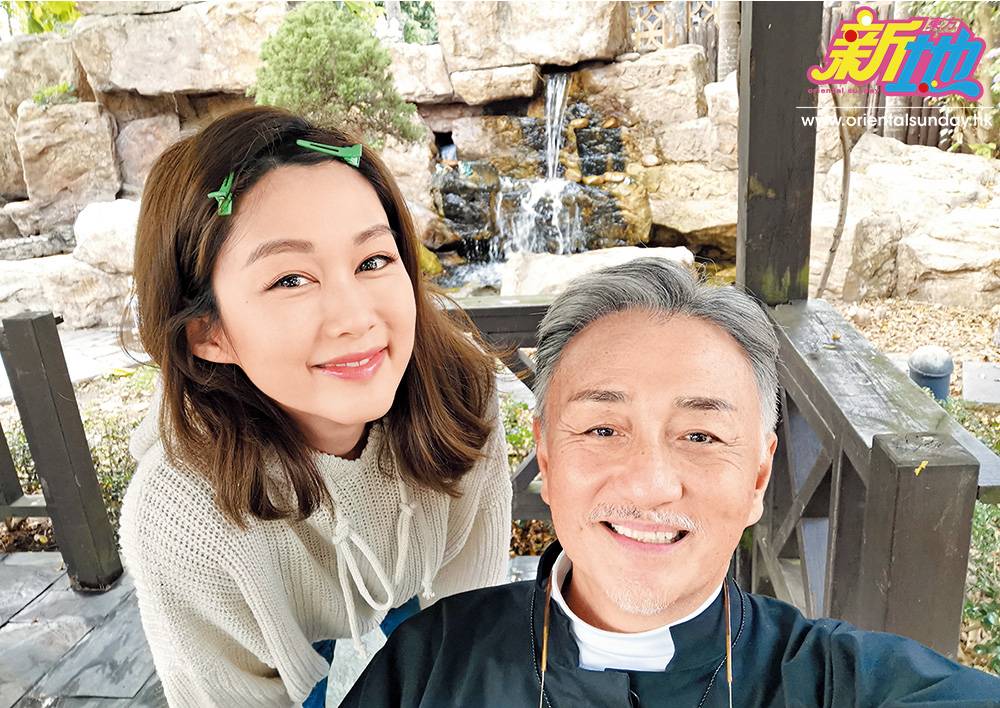 電影《老友情歲月》中吳岱融夥拍女主角香香岑麗香，首次演神 父，非常破格。