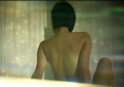 譚凱琪 飾演形體藝術家，借位扮「全裸」鏡頭。