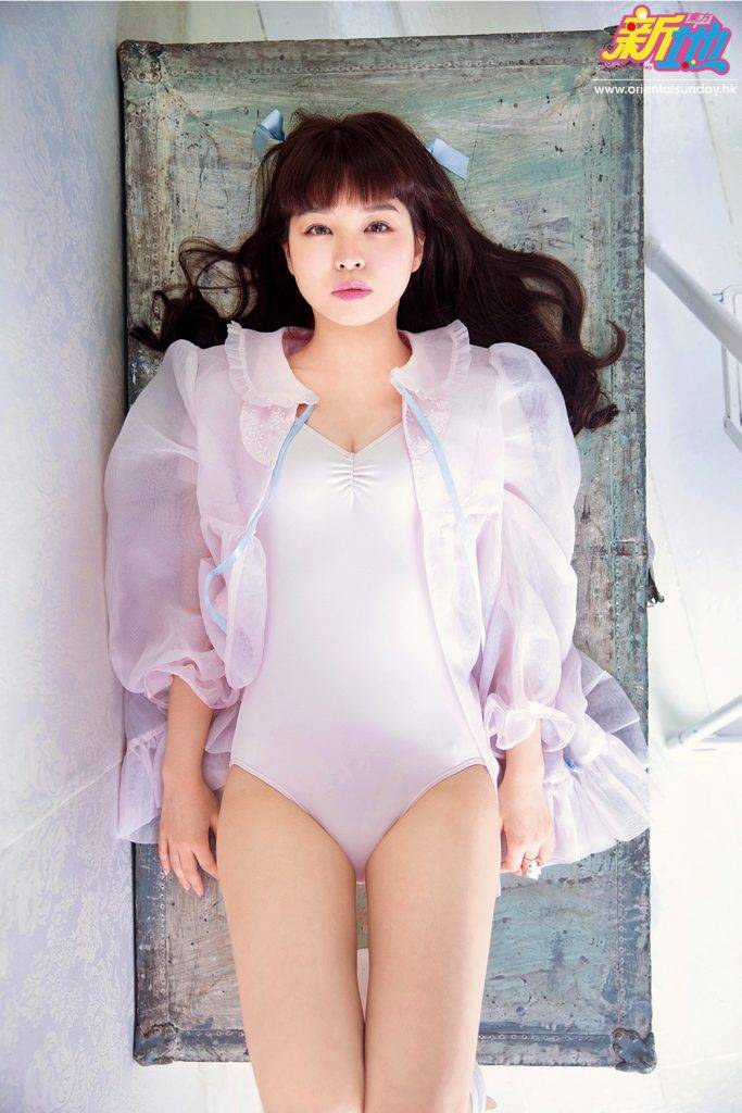 乃木板46與田祐希接棒做寫真女王 plt 曾擔任時裝雜誌模特兒，並在 2012年開始出碟做歌手的春奈露娜，首度推出寫真集。