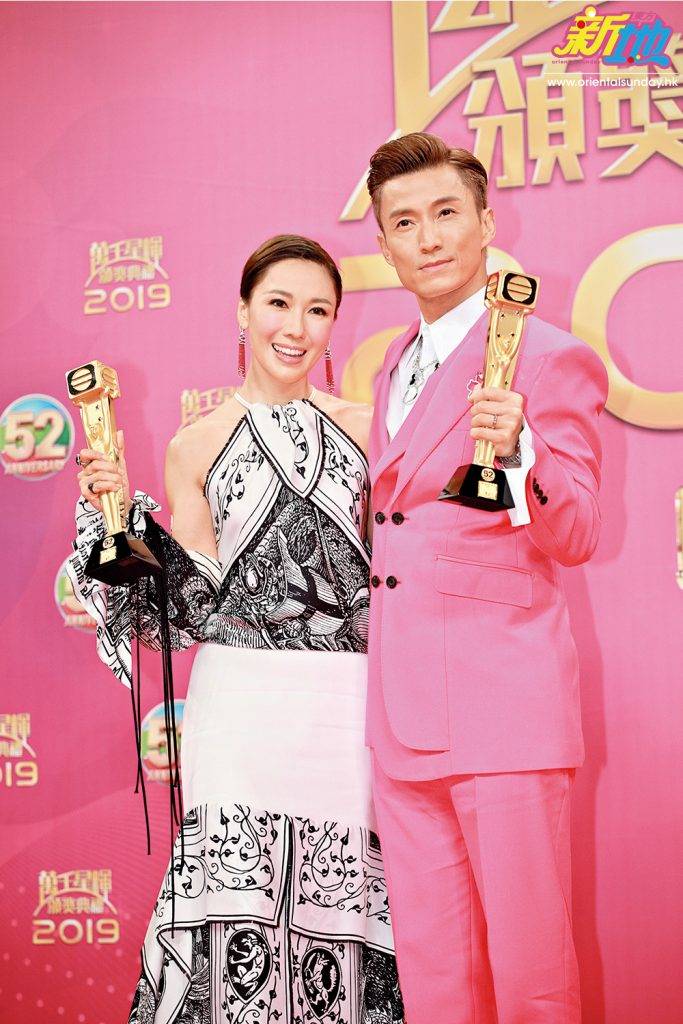  ▲
李施嬅和陳山聰憑《金宵大廈》獲得「最受歡
迎電視拍檔」獎項，可見角色受歡迎程度。