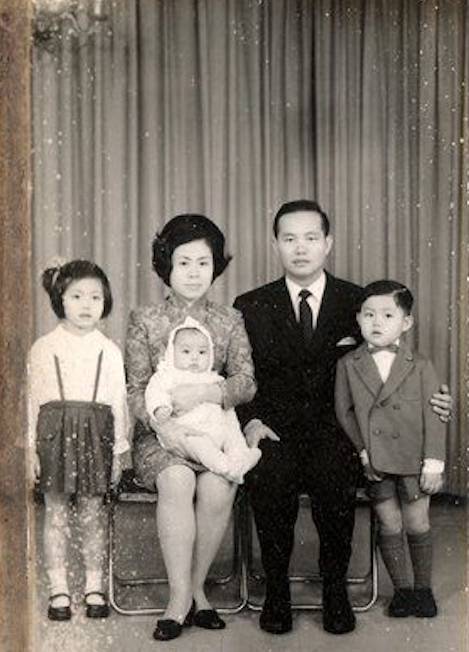 鍾健禮 鍾健禮醫生(右一)兒時與家人合照,他形容當年物質條件雖然有限,但能在充滿安全感的環境中長大。(圖片來源:受訪者提供)
