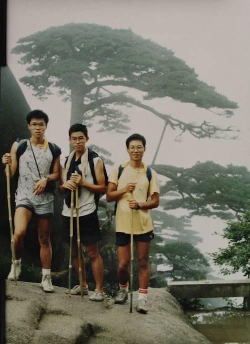 鍾健禮 鍾健禮醫生(中)形容自己從不是循規蹈矩的模範生,幸中四醒覺發奮,終成功考入醫學院。(圖片來源:受訪者提供)