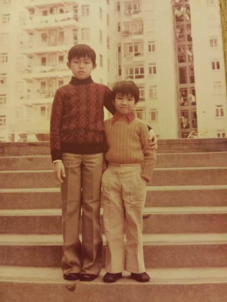 鍾健禮 鍾健禮醫生(左)與弟弟合照。(圖片來源:受訪者提供)