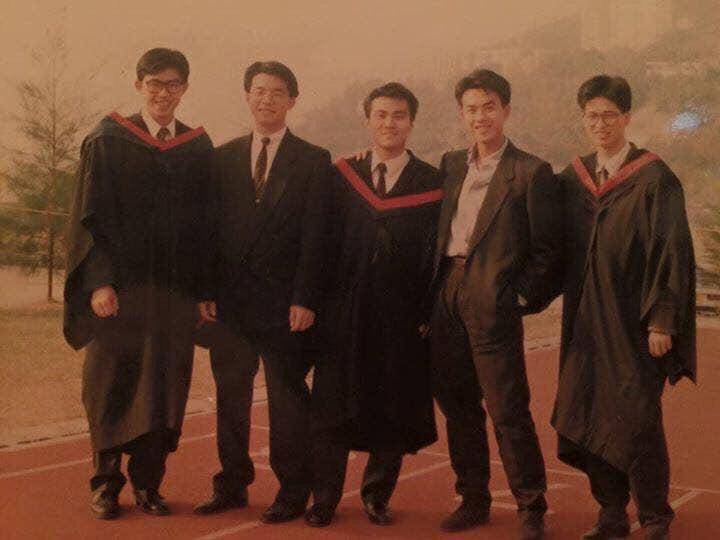 鍾健禮 鍾健禮醫生(左一)中四發奮成功升讀預科,隨後考入港大醫學院。(圖片來源:受訪者提供)