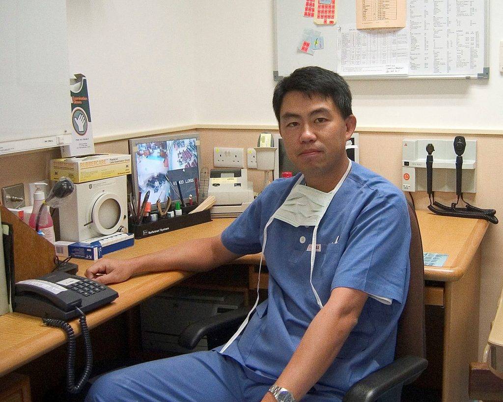 鍾健禮 鍾健禮醫生先後擔任擔任屯門醫院急症科顧問醫生、青山醫院、北區醫院及新界東醫院聯網總監,更晉升至總部擔任質素及安全總監。(圖片來源:受訪者提供)