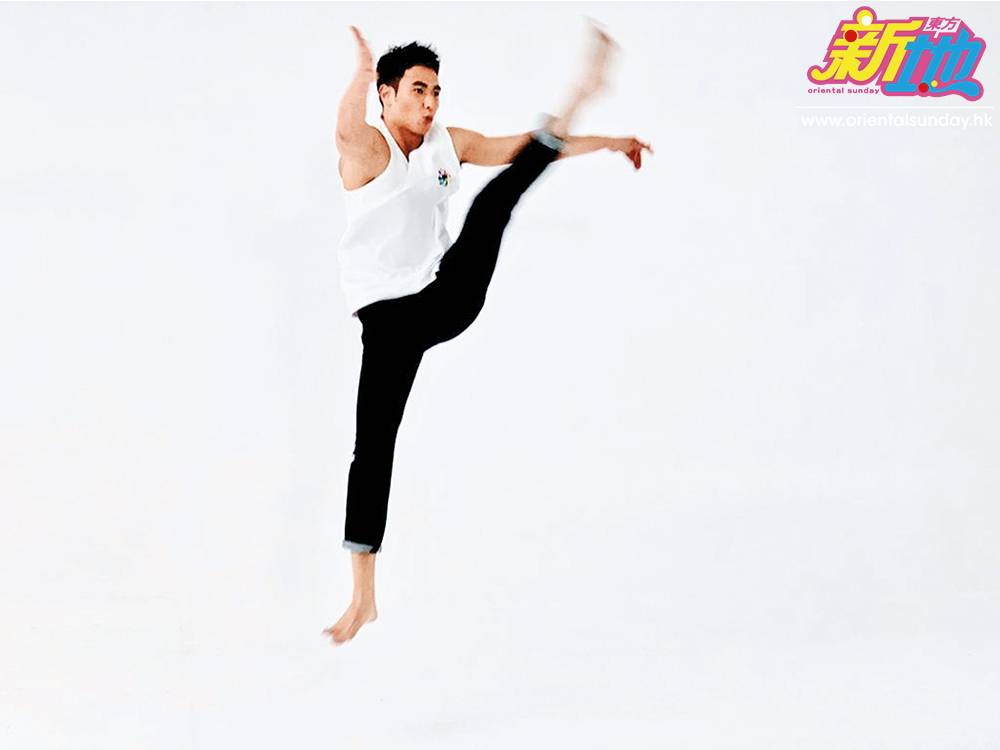  25歲楊天宇是高材生外，更是運動健將，體能狀態高班，單手倒立，踢腿完全無難度，展現好身手！