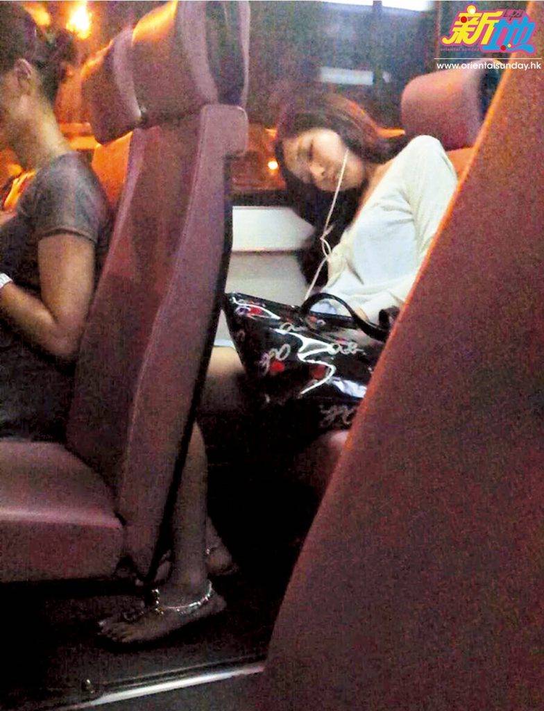 郭嘉文 當年出入搭巴士同地鐵，現在今非昔比出入有專車接送，不過她為人低調不愛炫富，所以深得李澤楷歡心。