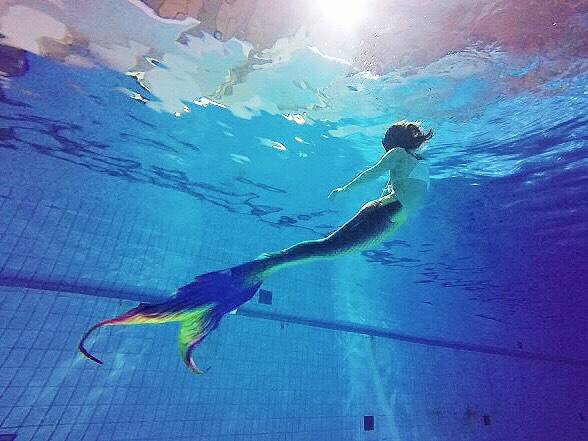 25歲前港姐黑馬何泳芍靠潛水上位 Fit爆身材做「美人魚教練」