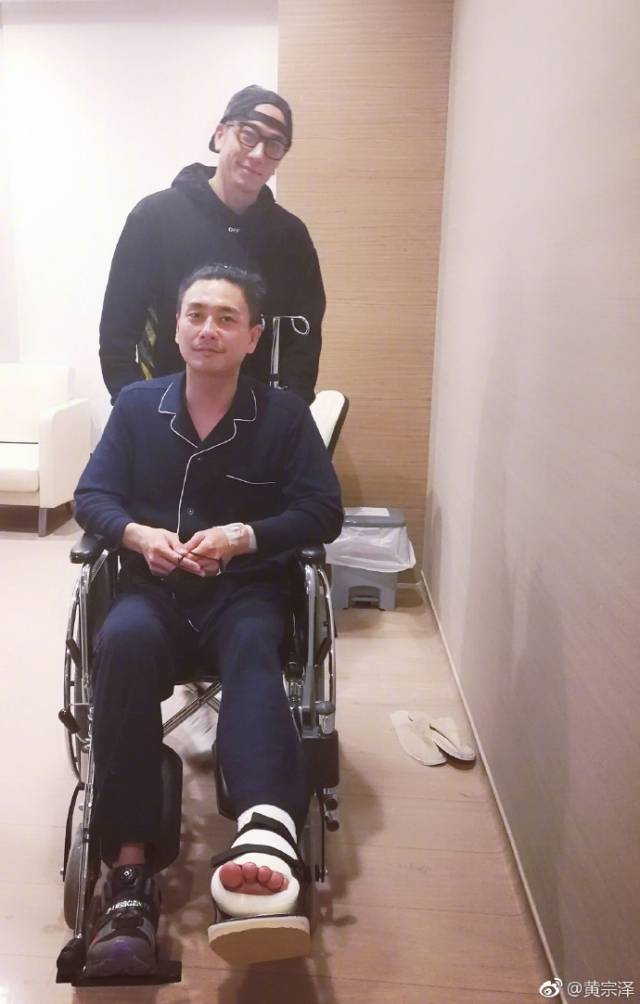 黃宗澤 劇內劇外都是好兄弟的吳卓羲都有去探Bosco，更為他推輪椅出外抖氣。