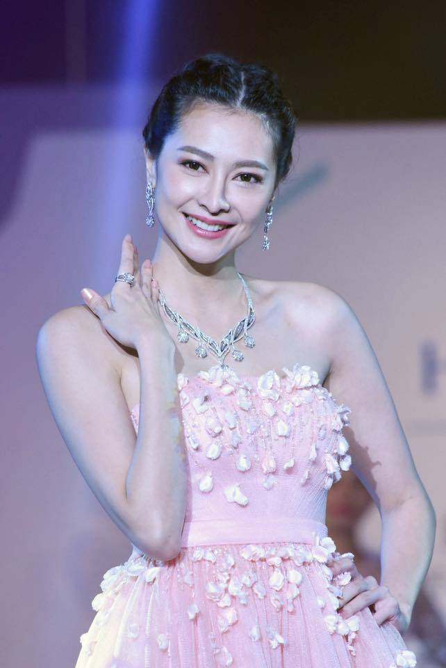 劉芷希 到2017年她來港參選《 香港珠寶小姐 》，成功奪得冠軍後，決定留香港發展。