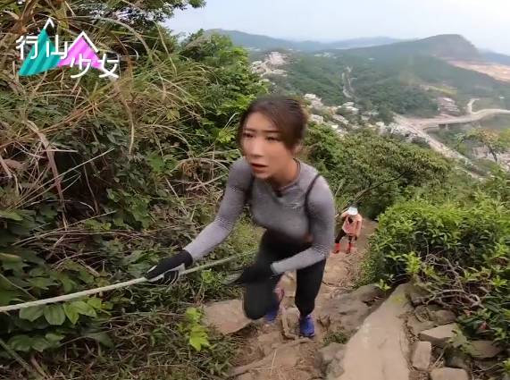 拉繩攀山有一定的危險性，再加上陳婉衡的激凸身材，令畫面更添吸引度。