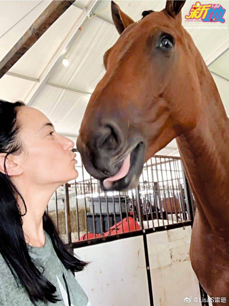 朱凌凌 ▼老婆Lisa S.屬愛馬之人，在美國家中養有多匹寵物馬。