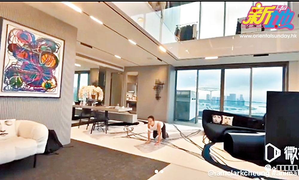 Mandy Lieu 周家豪宅樓高兩層估計超過四千呎，裝修以黑白為主，客廳的落地玻璃吸納大自然陽光，讓全屋顯得非常光猛，Heidi不時在廳中的闊落空間做運動。