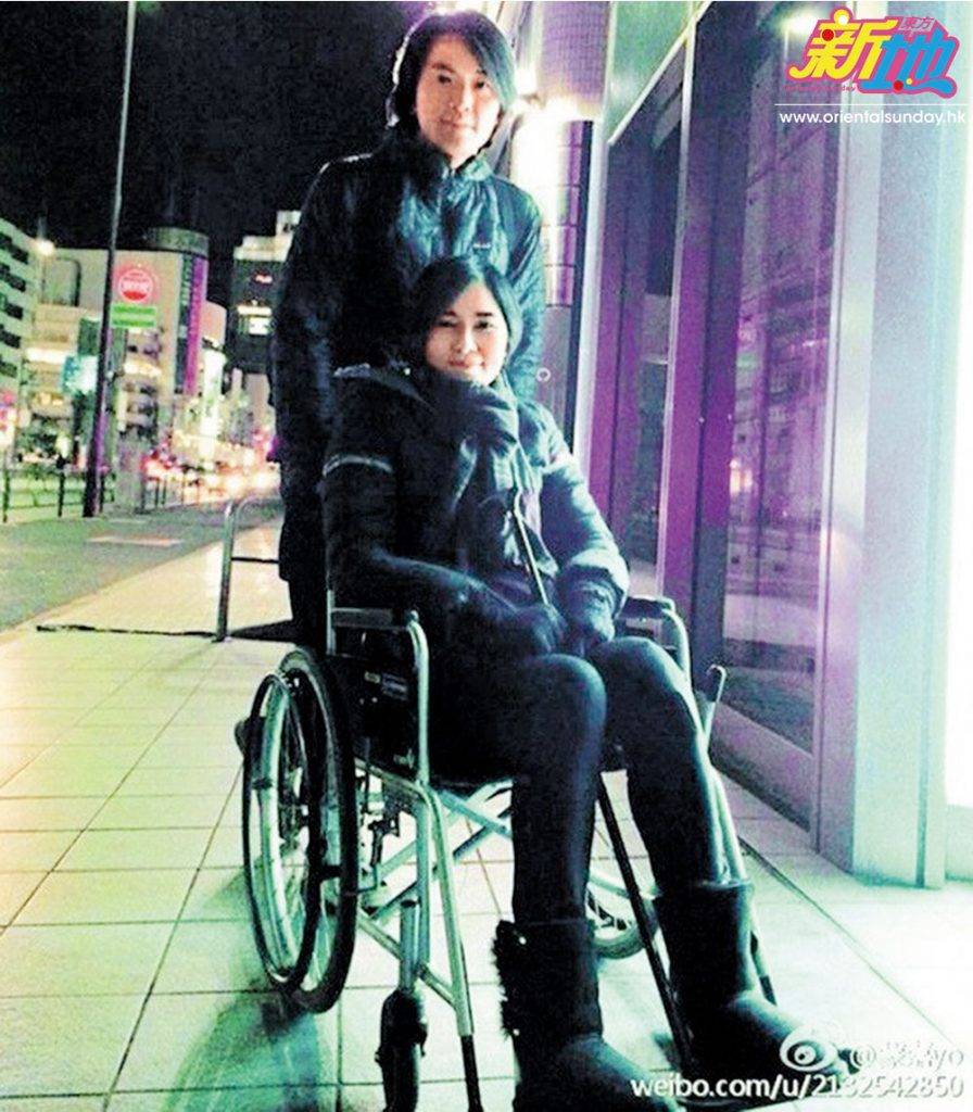 17年蒙嘉慧在當地滑雪受傷，令韌帶撕裂，要坐輪椅由伊健照顧。