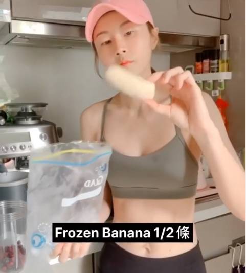  傅穎自製低脂香蕉沙冰，拎住條蕉拍短片，學人做KOL。