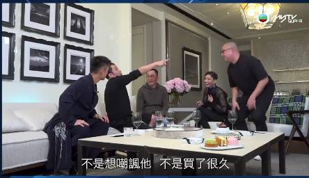 吳卓羲同陳山聰一齊恥笑吳啟華以炒價八十萬買錶。圖片來源：YouTube@TVB《Tiger
