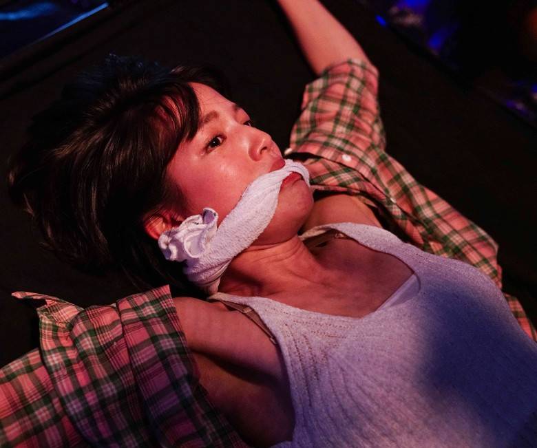 另一場拍攝私影戲份，蘇皓兒被飾演變態佬的劉志偉迷暈，之後再把她綁在床上，認真慘情。