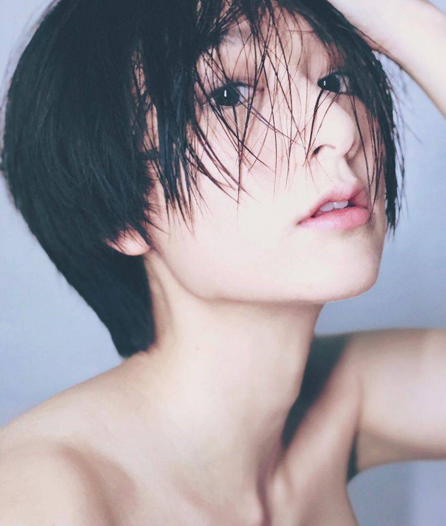  短髮造型的她因和日本女星廣末涼子有幾分相似，因此曾被封為「廣末ca子」