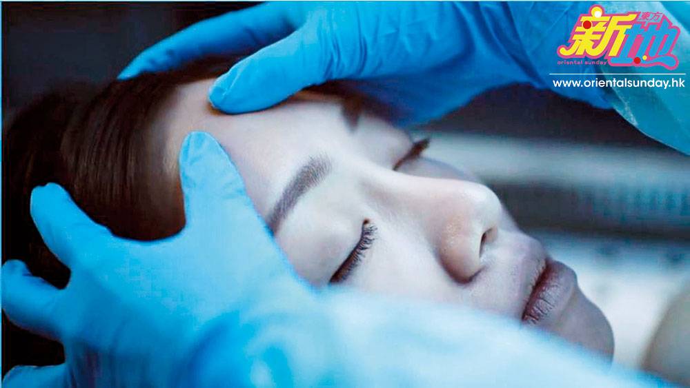 早前在 TVB 熱播劇《 法證先鋒 IV 》扮死屍，由李施嬅負責解剖，胡美貽透露為求逼真，拍攝時只著內衣褲躺在冰冷鐵床上。