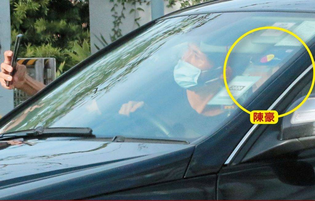 閂晒車窗除埋口罩，又會停低架車嘅？原來有粉絲求合照。