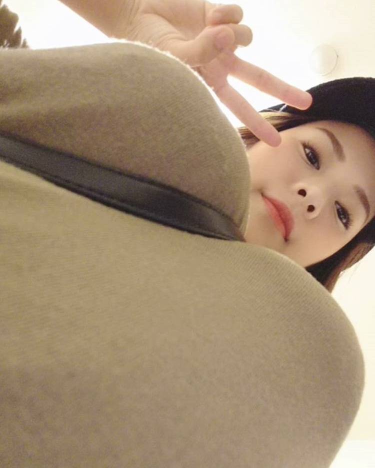 斜孭袋 𠝹波袋 日本少女開發不同的「𠝹波袋」拍攝角度