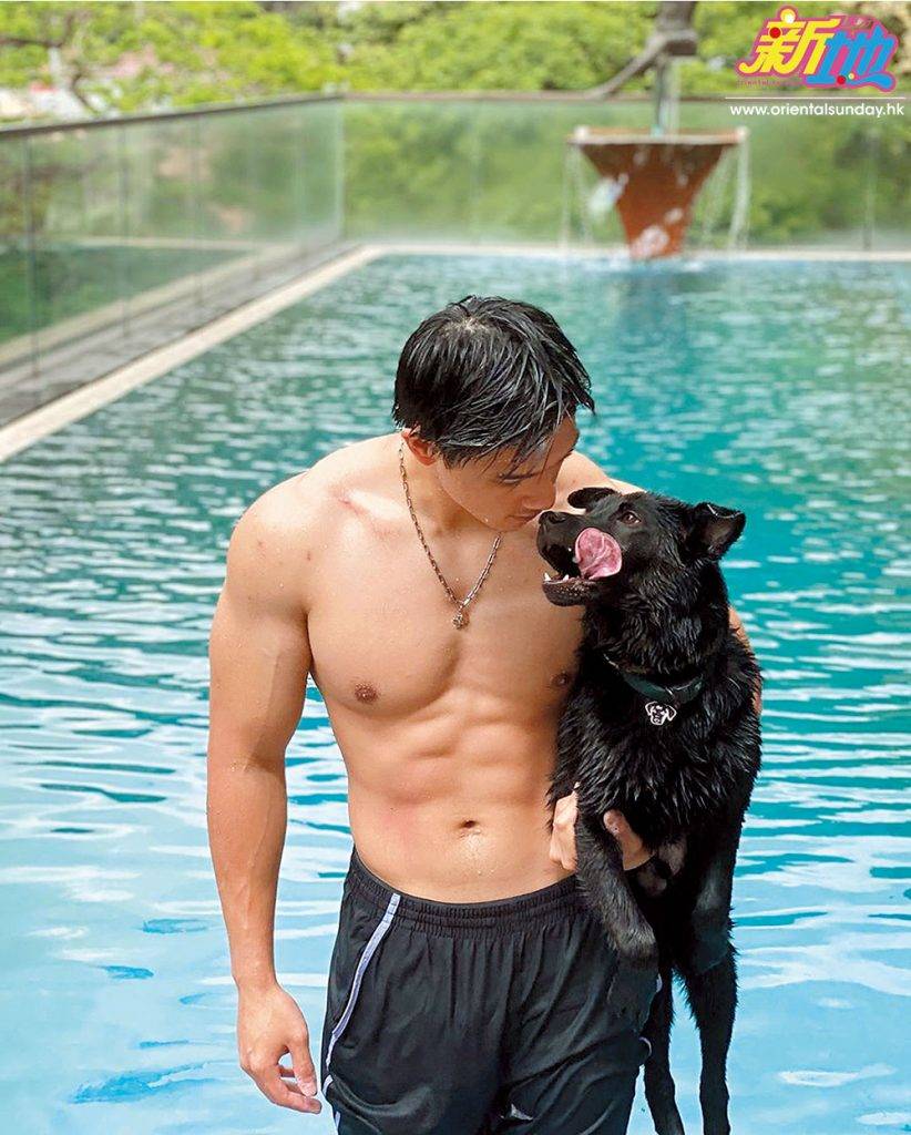 吳婉芳 一樓的戶外泳池非常寬敞 ，Lynus 做完 gym 仲可以到泳池和愛犬一同暢泳。