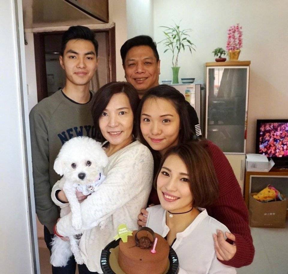 李健仁與太太育有兩女一子，一家五口好幸福。